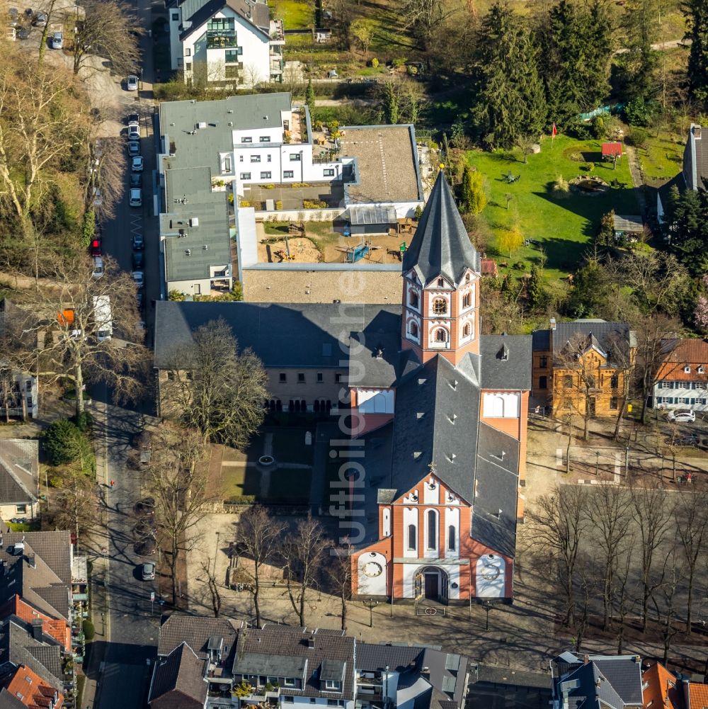 Düsseldorf von oben - Kirchengebäude Basilika St. Margareta im Ortsteil Gerresheim in Düsseldorf im Bundesland Nordrhein-Westfalen, Deutschland