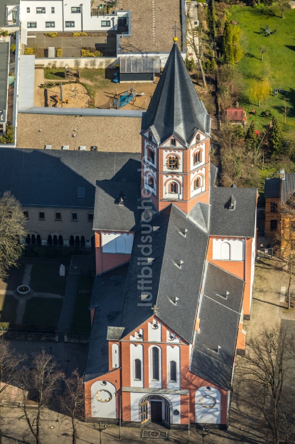 Düsseldorf aus der Vogelperspektive: Kirchengebäude Basilika St. Margareta im Ortsteil Gerresheim in Düsseldorf im Bundesland Nordrhein-Westfalen, Deutschland