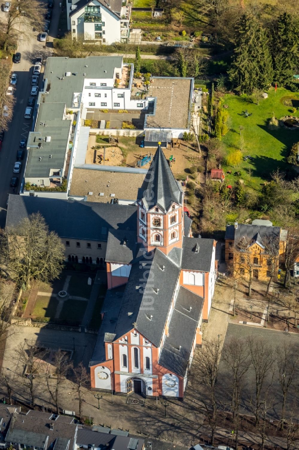 Luftbild Düsseldorf - Kirchengebäude Basilika St. Margareta im Ortsteil Gerresheim in Düsseldorf im Bundesland Nordrhein-Westfalen, Deutschland