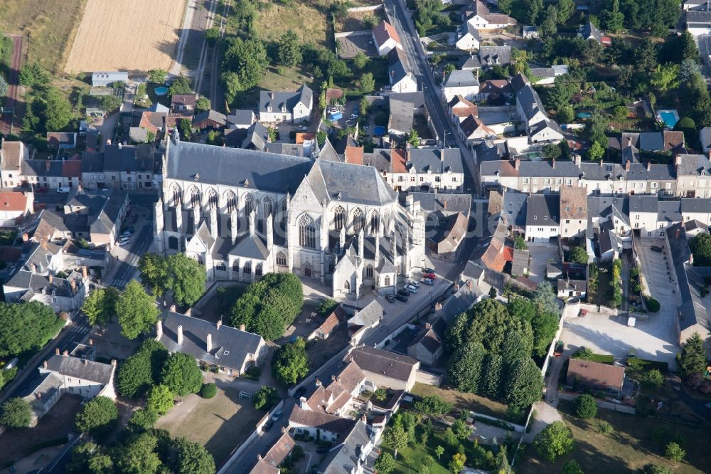 Luftbild Cléry-Saint-André - Kirchengebäude der Basilique Notre-Dame in der Dorfmitte in Cléry-Saint-André in Centre-Val de Loire, Frankreich