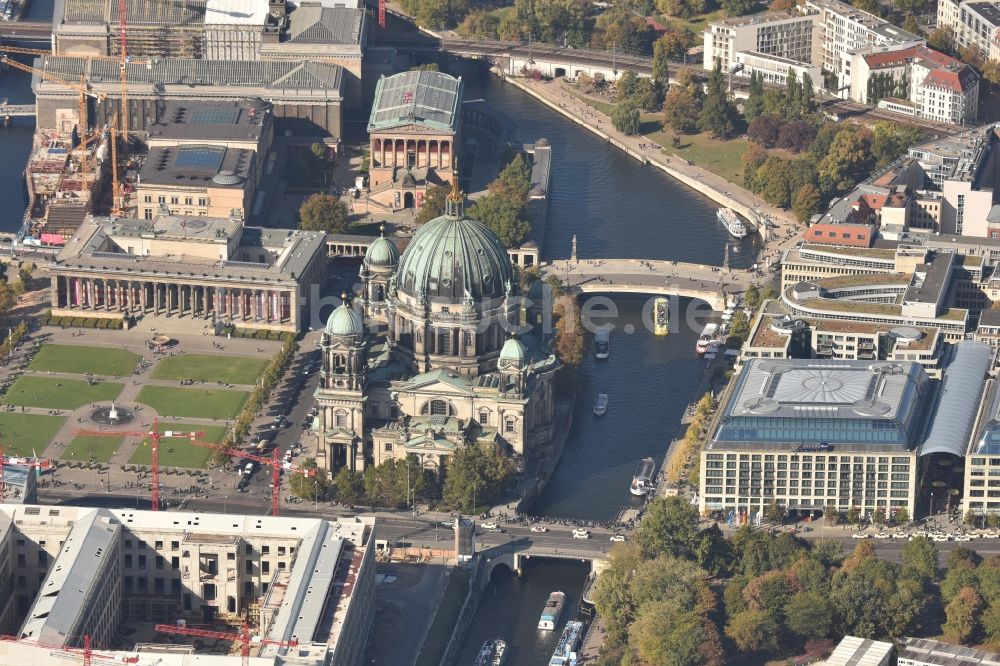 Berlin von oben - Kirchengebäude Berliner Dom im Stadtzentrum Ost in Berlin