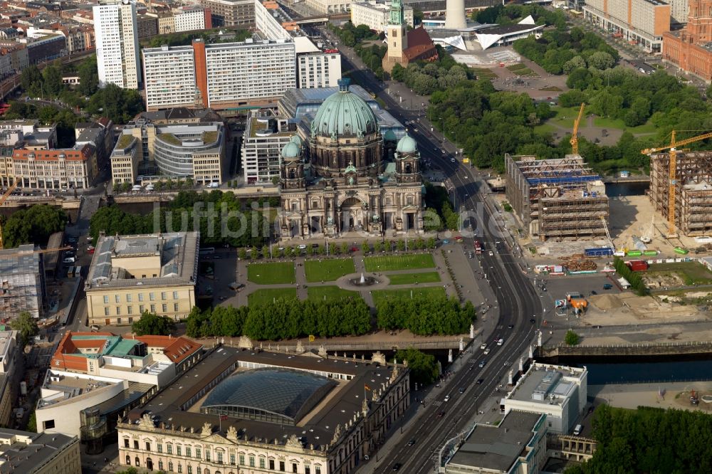 Berlin von oben - Kirchengebäude Berliner Dom im Stadtzentrum Ost in Berlin