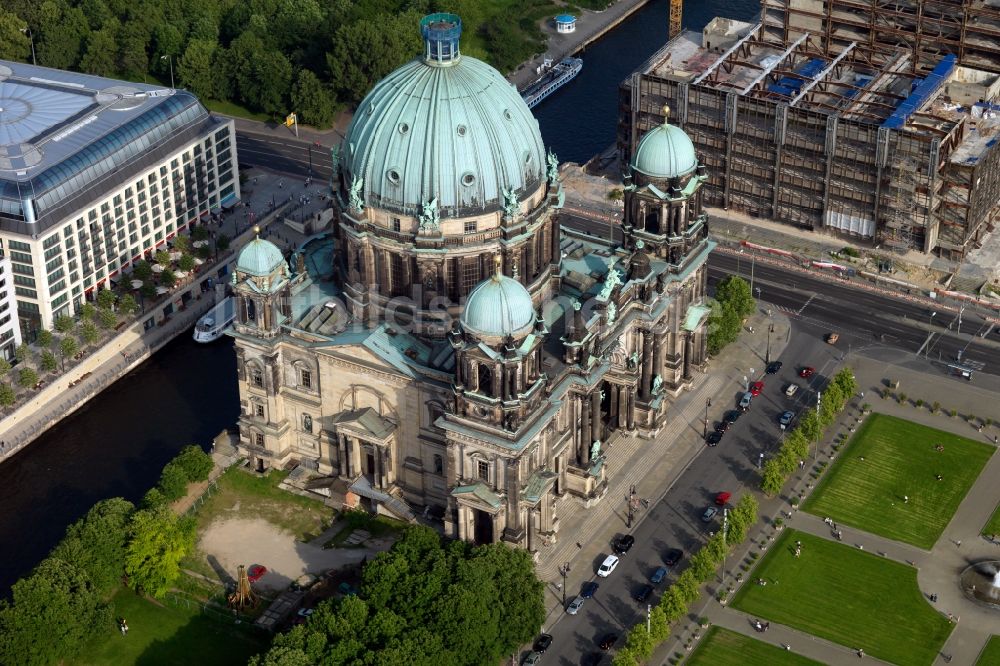 Luftaufnahme Berlin - Kirchengebäude Berliner Dom im Stadtzentrum Ost in Berlin