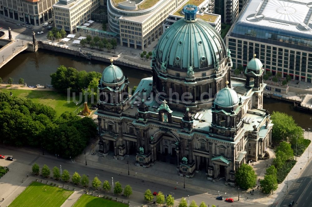 Berlin von oben - Kirchengebäude Berliner Dom im Stadtzentrum Ost in Berlin