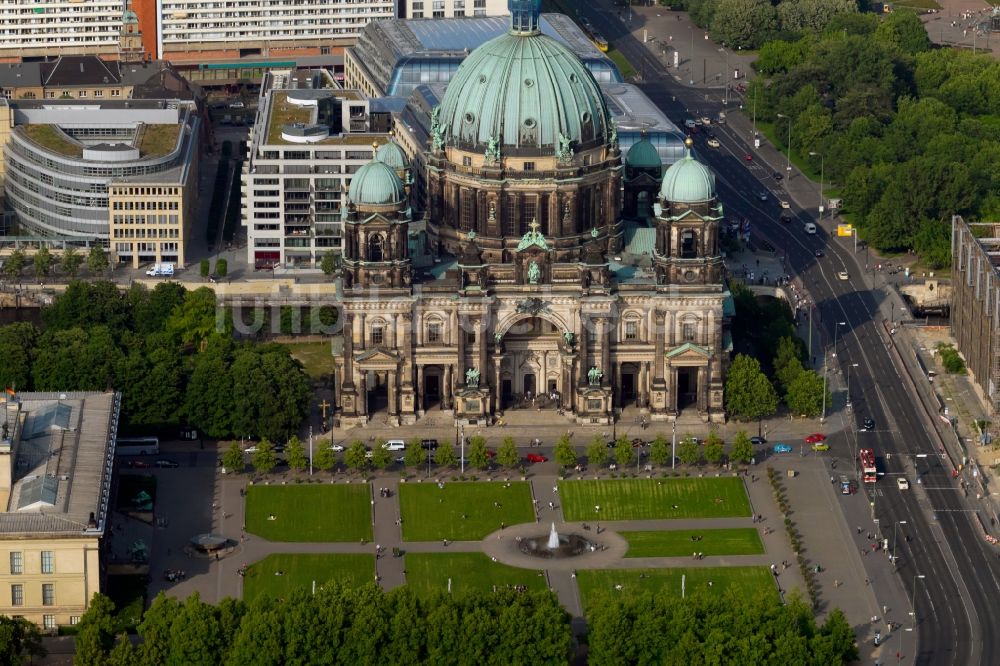 Berlin von oben - Kirchengebäude Berliner Dom im Stadtzentrum Ost in Berlin