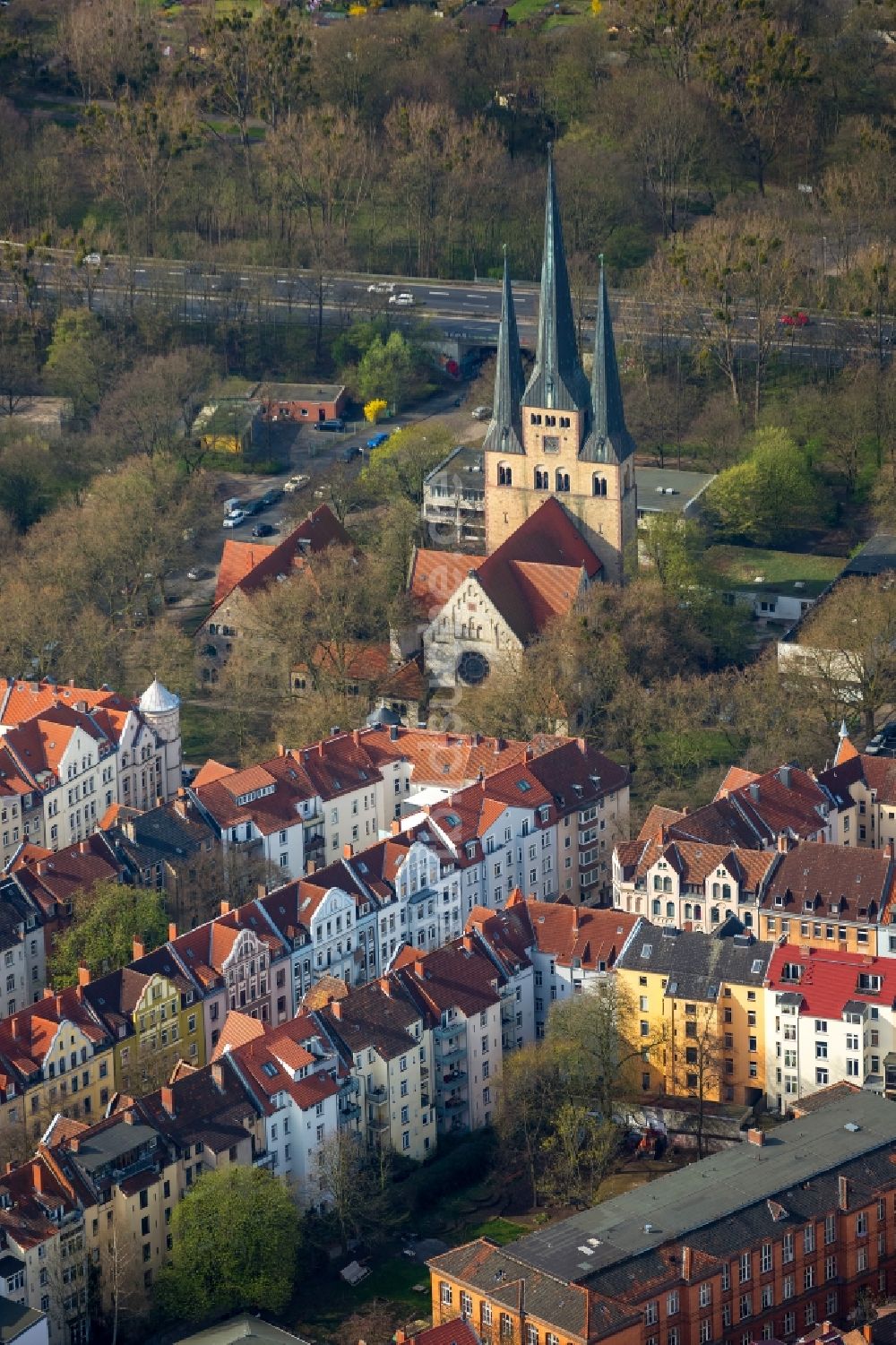 Hannover von oben - Kirchengebäude der Bethlehemkirche im Ortsteil Linden-Limmer in Hannover im Bundesland Niedersachsen, Deutschland