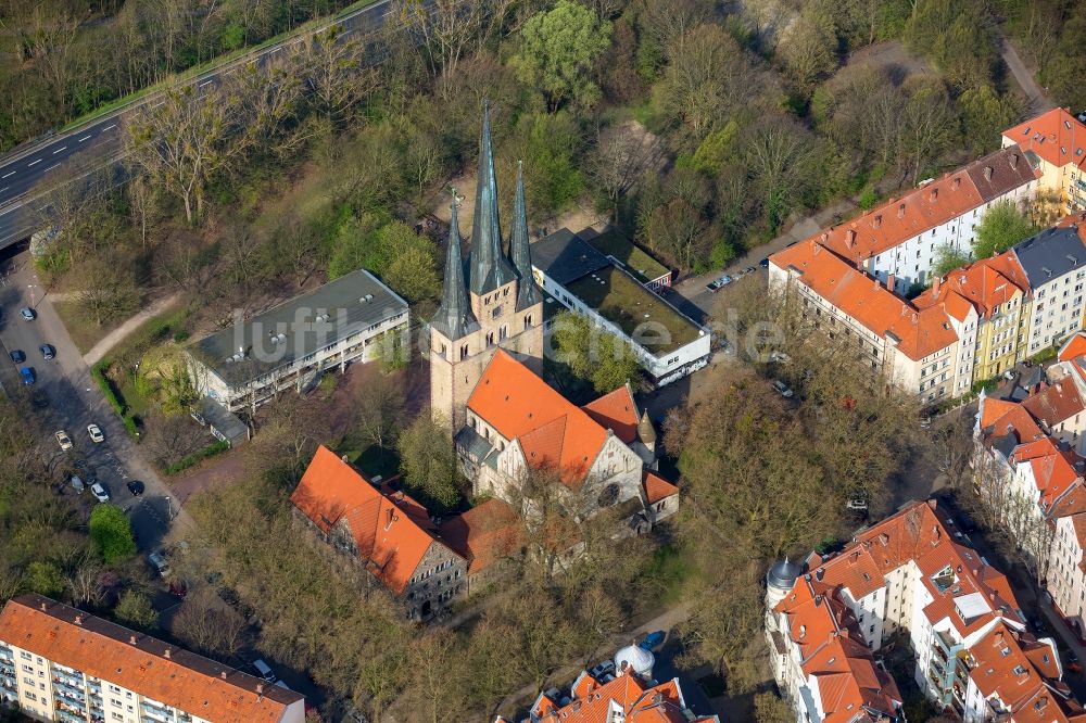 Hannover aus der Vogelperspektive: Kirchengebäude der Bethlehemkirche im Ortsteil Linden-Limmer in Hannover im Bundesland Niedersachsen, Deutschland