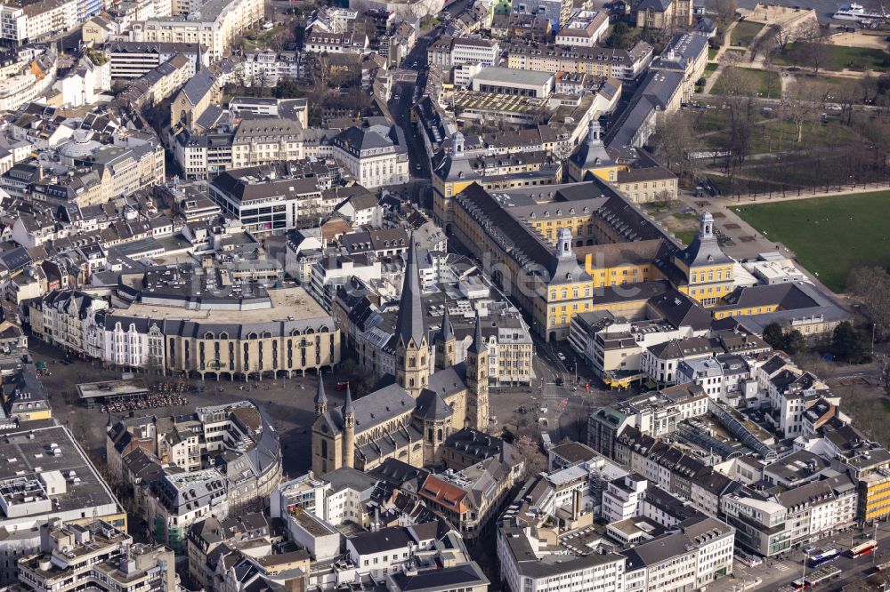 Bonn aus der Vogelperspektive: Kirchengebäude Bonner Münster am Martinsplatz in Bonn im Bundesland Nordrhein-Westfalen, Deutschland