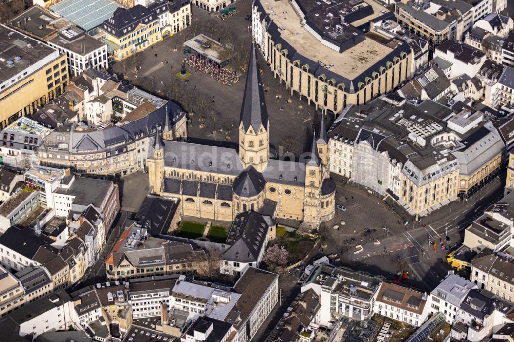 Bonn von oben - Kirchengebäude Bonner Münster am Martinsplatz in Bonn im Bundesland Nordrhein-Westfalen, Deutschland