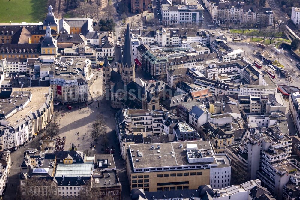 Zentrum aus der Vogelperspektive: Kirchengebäude Bonner Münster am Martinsplatz in Bonn im Bundesland Nordrhein-Westfalen, Deutschland