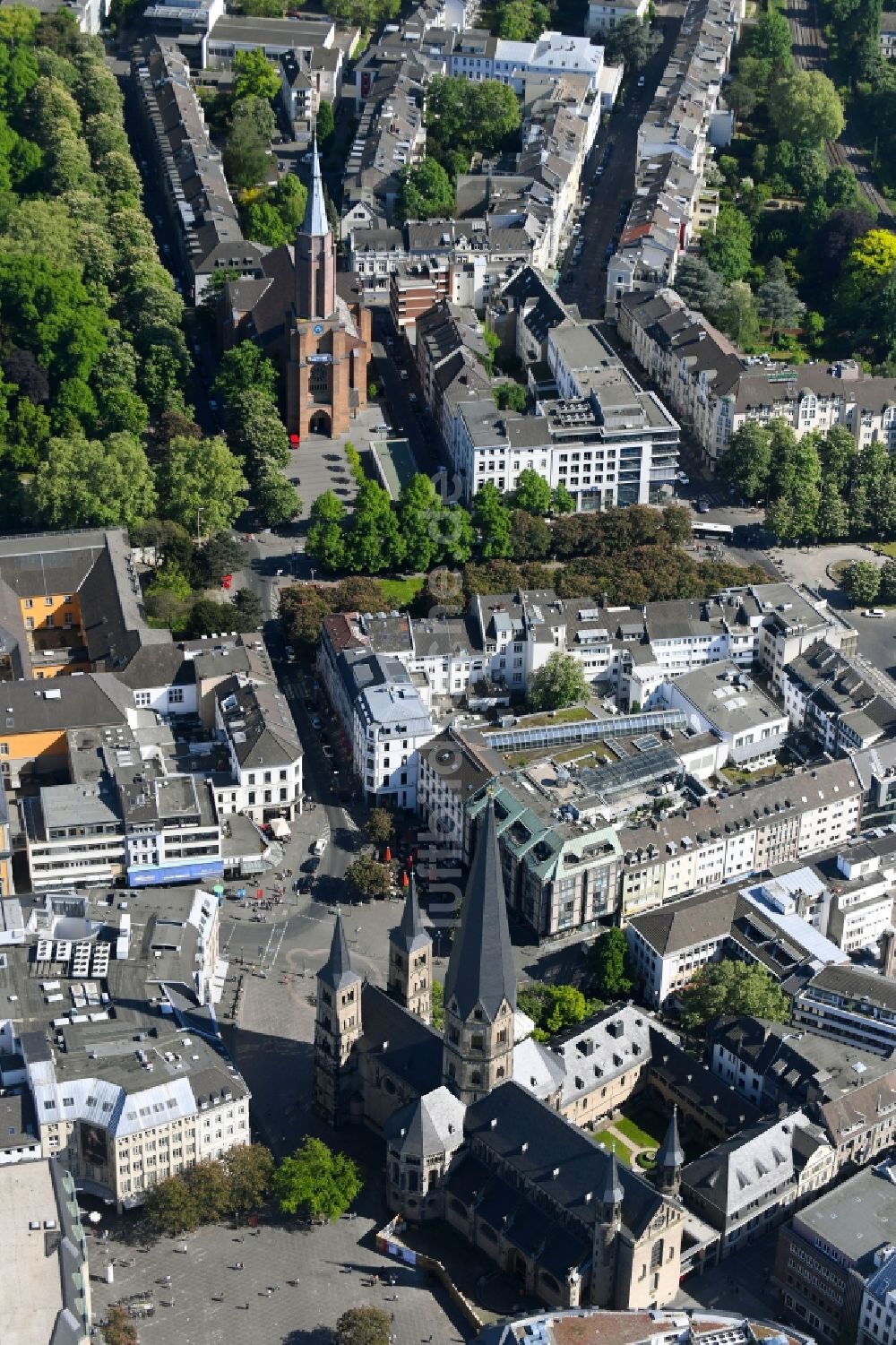 Luftbild Bonn - Kirchengebäude Bonner Münster am Münsterplatz in Bonn im Bundesland Nordrhein-Westfalen, Deutschland