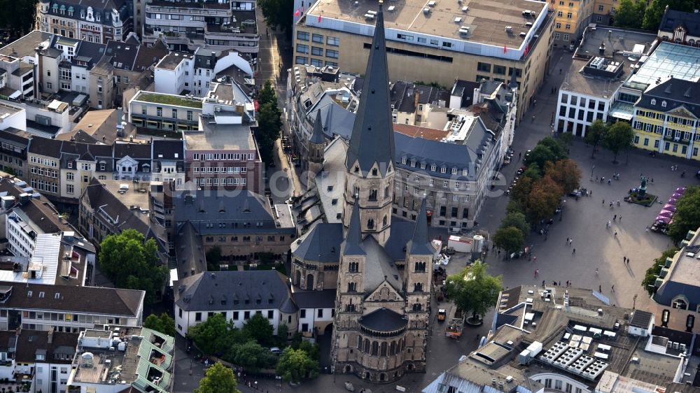 Bonn aus der Vogelperspektive: Kirchengebäude Bonner Münster am Münsterplatz in Bonn im Bundesland Nordrhein-Westfalen, Deutschland