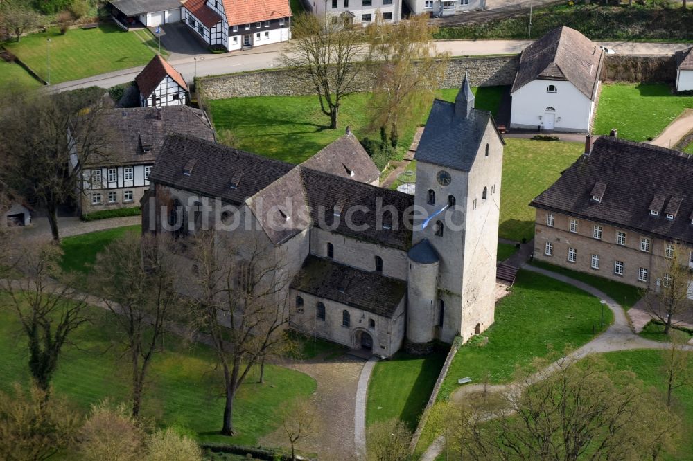 Brakel aus der Vogelperspektive: Kirchengebäude in Brakel im Bundesland Nordrhein-Westfalen