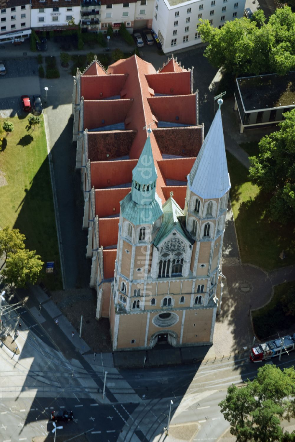 Luftaufnahme Braunschweig - Kirchengebäude in Braunschweig im Bundesland Niedersachsen, Deutschland