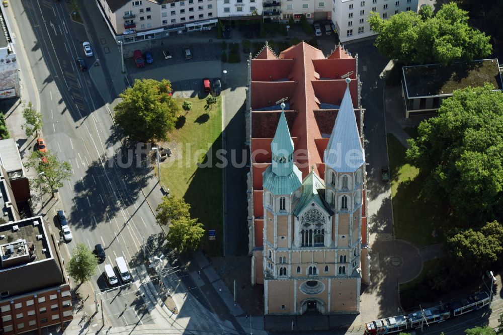 Braunschweig von oben - Kirchengebäude in Braunschweig im Bundesland Niedersachsen, Deutschland