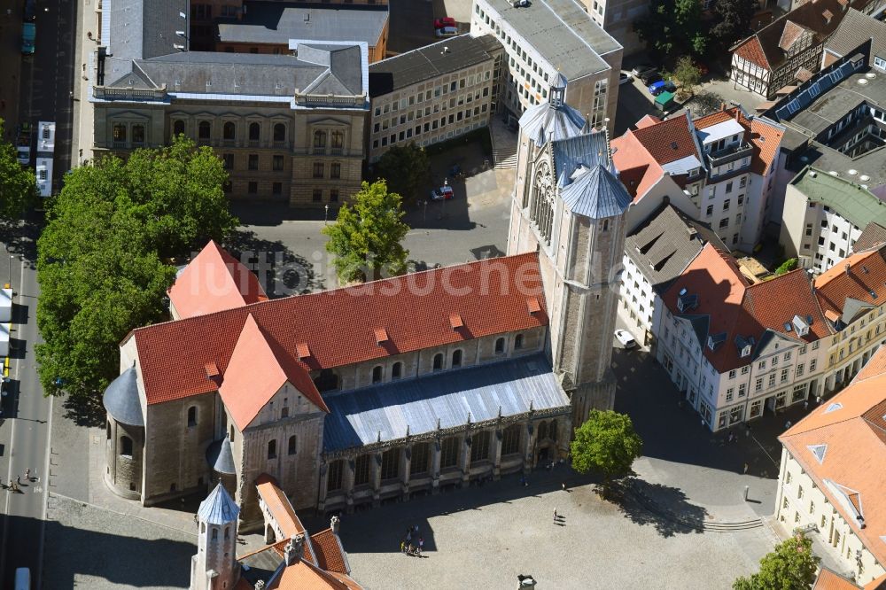 Luftbild Braunschweig - Kirchengebäude des Braunschweiger Dom am Domplatz in Braunschweig im Bundesland Niedersachsen, Deutschland