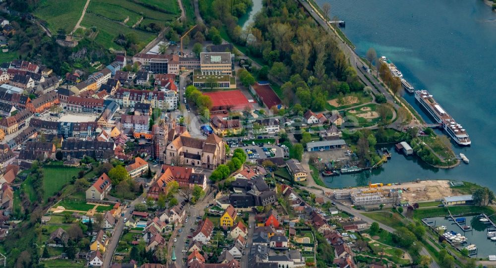 Breisach am Rhein von oben - Kirchengebäude Breisacher Münster St. Stephan in Breisach am Rhein im Bundesland Baden-Württemberg, Deutschland