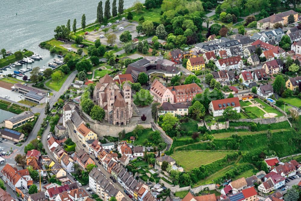 Breisach am Rhein aus der Vogelperspektive: Kirchengebäude Breisacher Münster St. Stephan in Breisach am Rhein im Bundesland Baden-Württemberg, Deutschland