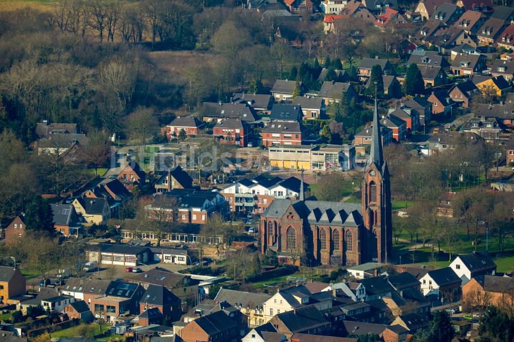 Luftaufnahme Rheurdt - Kirchengebäude am Bürgerpark im Altstadt- Zentrum in Rheurdt im Bundesland Nordrhein-Westfalen