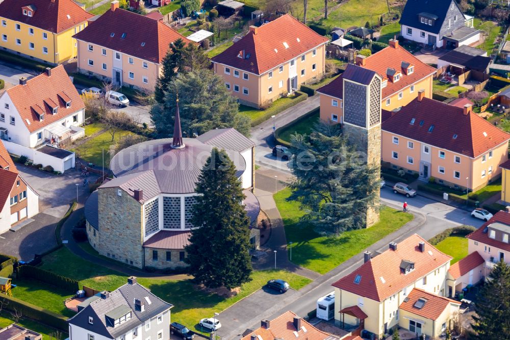 Soest von oben - Kirchengebäude der St. Bruno Kirche an der Akazienstraße in Soest im Bundesland Nordrhein-Westfalen, Deutschland