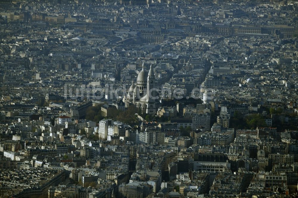 Luftbild Paris - Kirchengebäude Carmel de Montmartre an der Rue du Chevalier de la Barre in Saint-Ouen in Ile-de-France, Frankreich