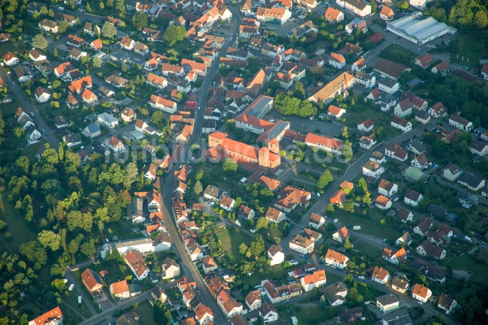 Luftaufnahme Hauenstein - Kirchengebäude der Christkönigskirche im Altstadt- Zentrum in Hauenstein im Bundesland Rheinland-Pfalz, Deutschland