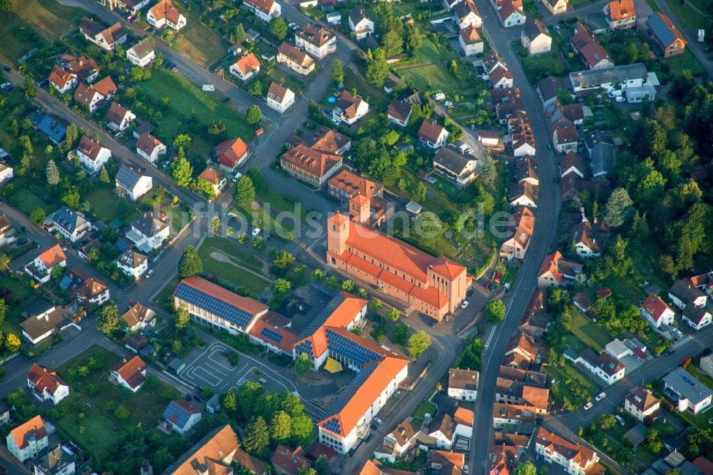 Hauenstein aus der Vogelperspektive: Kirchengebäude der Christkönigskirche im Altstadt- Zentrum in Hauenstein im Bundesland Rheinland-Pfalz, Deutschland