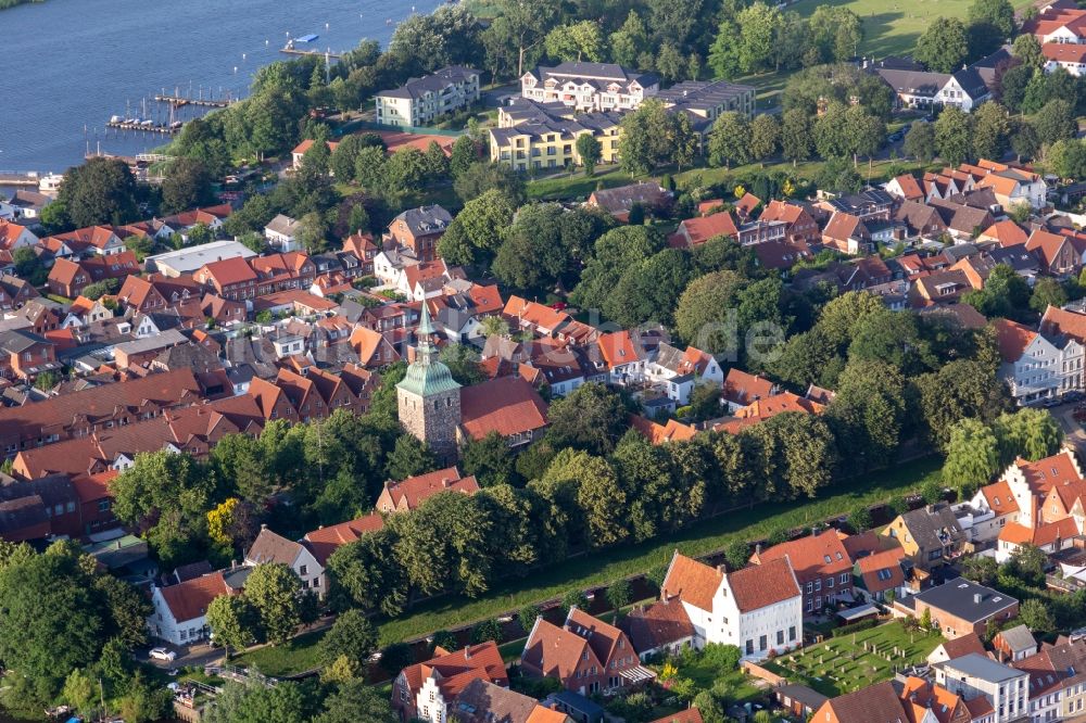 Friedrichstadt aus der Vogelperspektive: Kirchengebäude der St. Christophorus-Kirche in Friedrichstadt im Bundesland Schleswig-Holstein, Deutschland