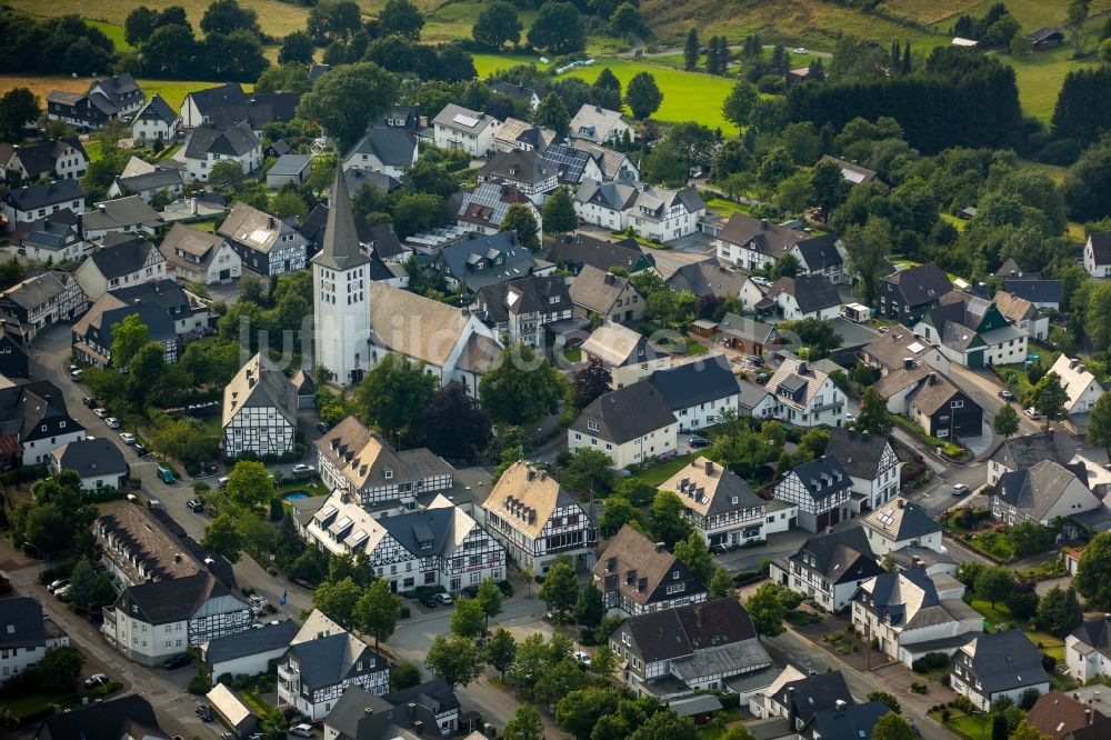 Luftbild Hirschberg - Kirchengebäude der St. Christophorus Kirche im Innenstadtbereich von Hirschberg im Bundesland Nordrhein-Westfalen