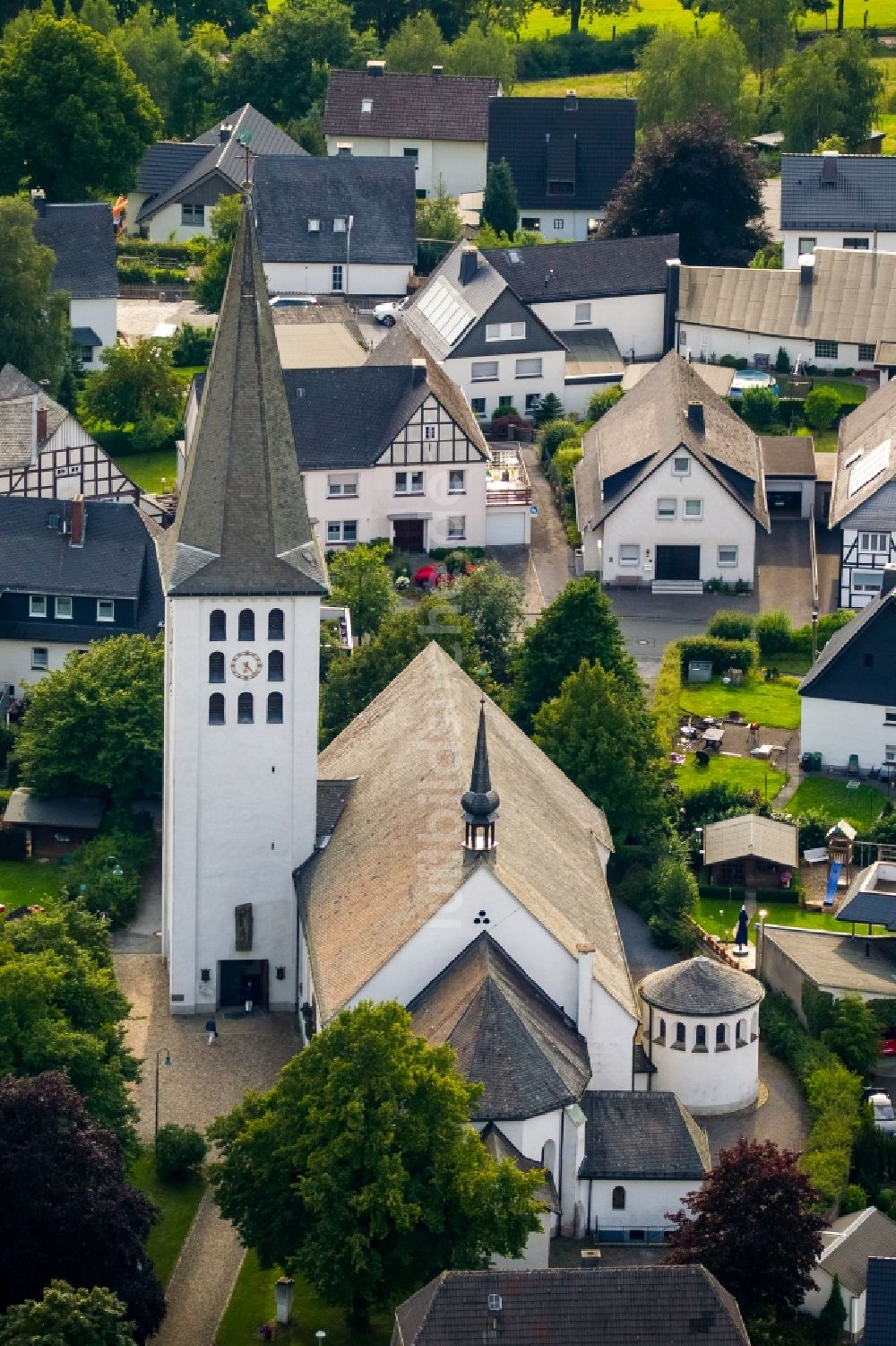 Luftaufnahme Hirschberg - Kirchengebäude der St. Christophorus Kirche im Innenstadtbereich von Hirschberg im Bundesland Nordrhein-Westfalen