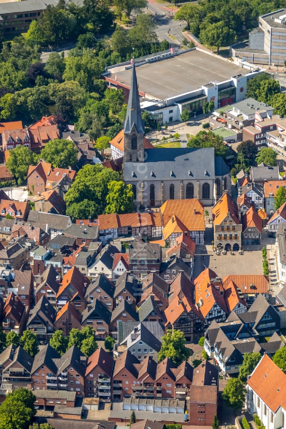 Luftbild Werne - Kirchengebäude der St. Christophorus Kirche in Werne im Bundesland Nordrhein-Westfalen, Deutschland