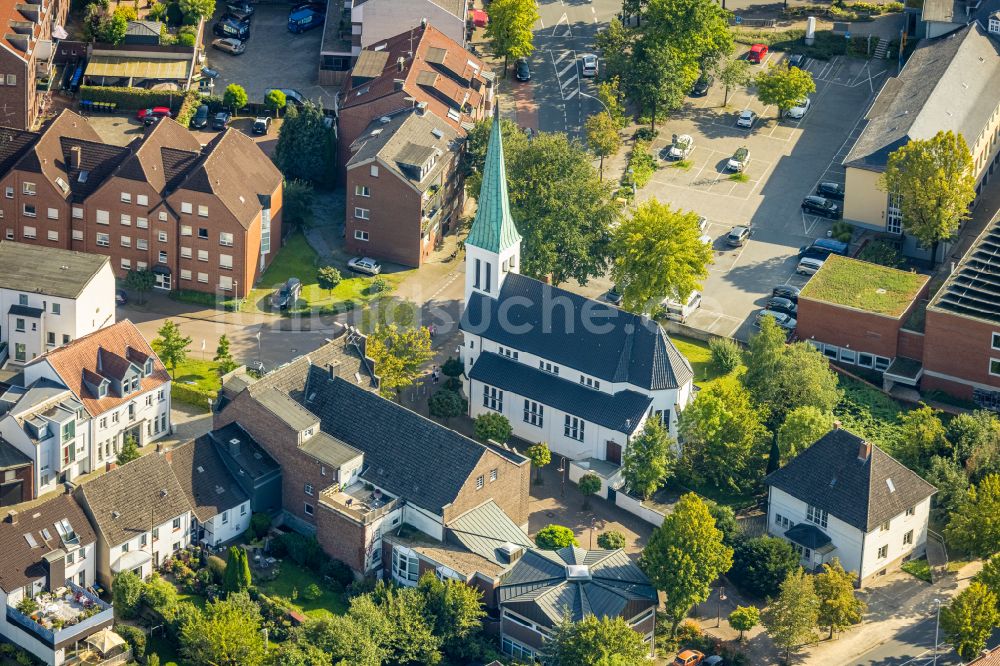 Luftaufnahme Beckum - Kirchengebäude der Christus-Kirche in Beckum im Bundesland Nordrhein-Westfalen, Deutschland