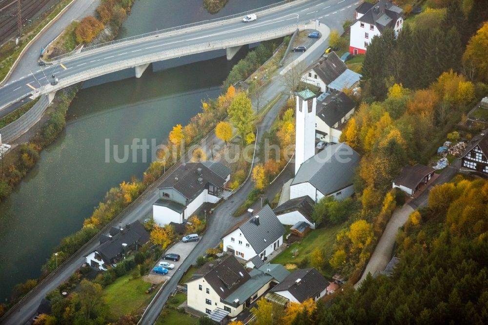 Luftaufnahme Finnentrop - Kirchengebäude der Christuskirche Am Hömberg am herbstlichen Ufer der Lenne in Finnentrop im Bundesland Nordrhein-Westfalen