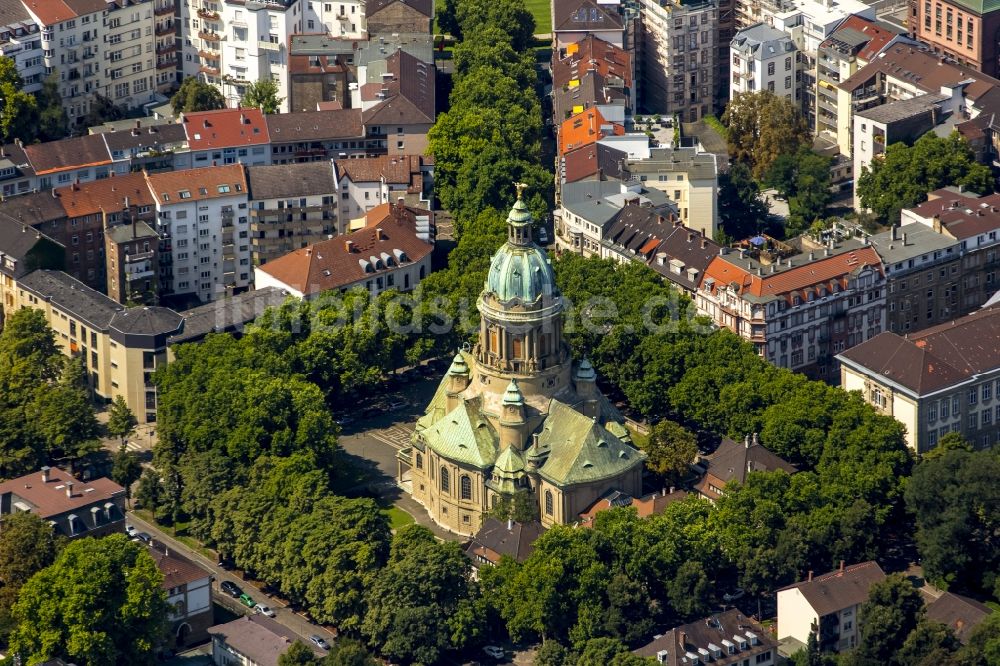 Mannheim aus der Vogelperspektive: Kirchengebäude der Christuskirche in Mannheim im Bundesland Baden-Württemberg