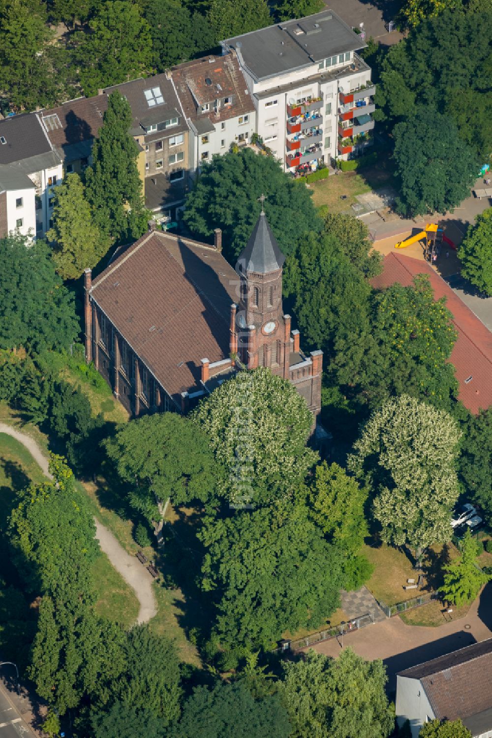 Luftaufnahme Oberhausen - Kirchengebäude der Christuskirche in Oberhausen im Bundesland Nordrhein-Westfalen, Deutschland