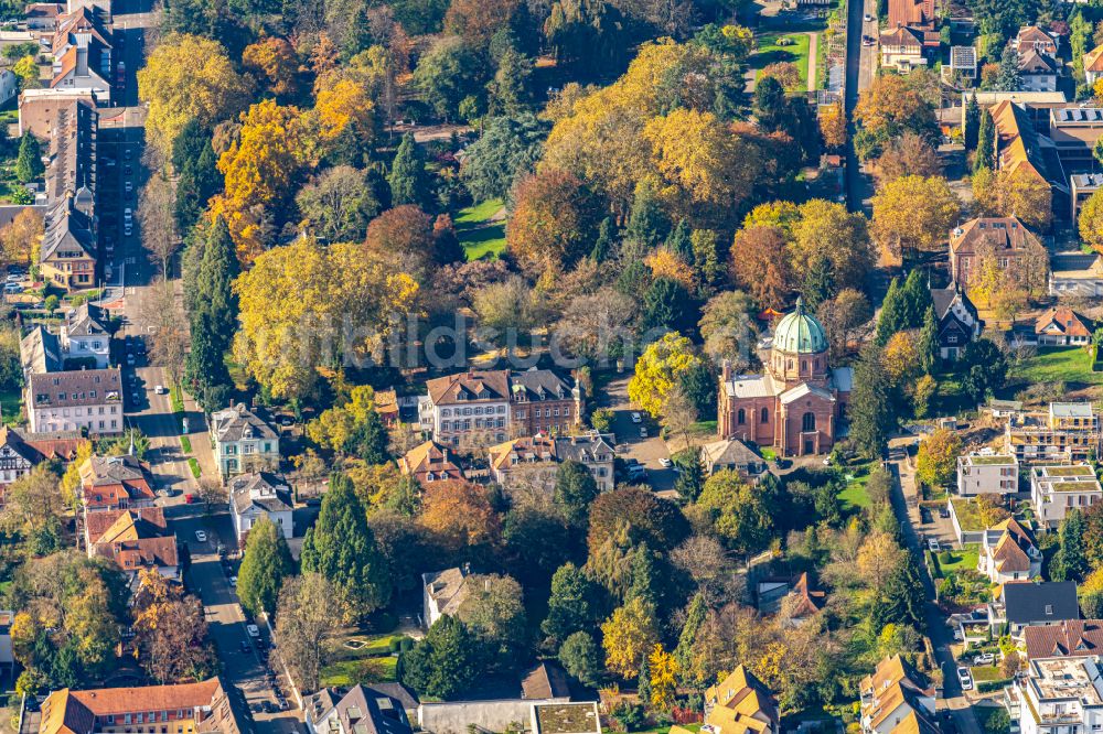 Lahr/Schwarzwald aus der Vogelperspektive: Kirchengebäude Christuskirche und Stadtpark in Lahr/Schwarzwald im Bundesland Baden-Württemberg, Deutschland