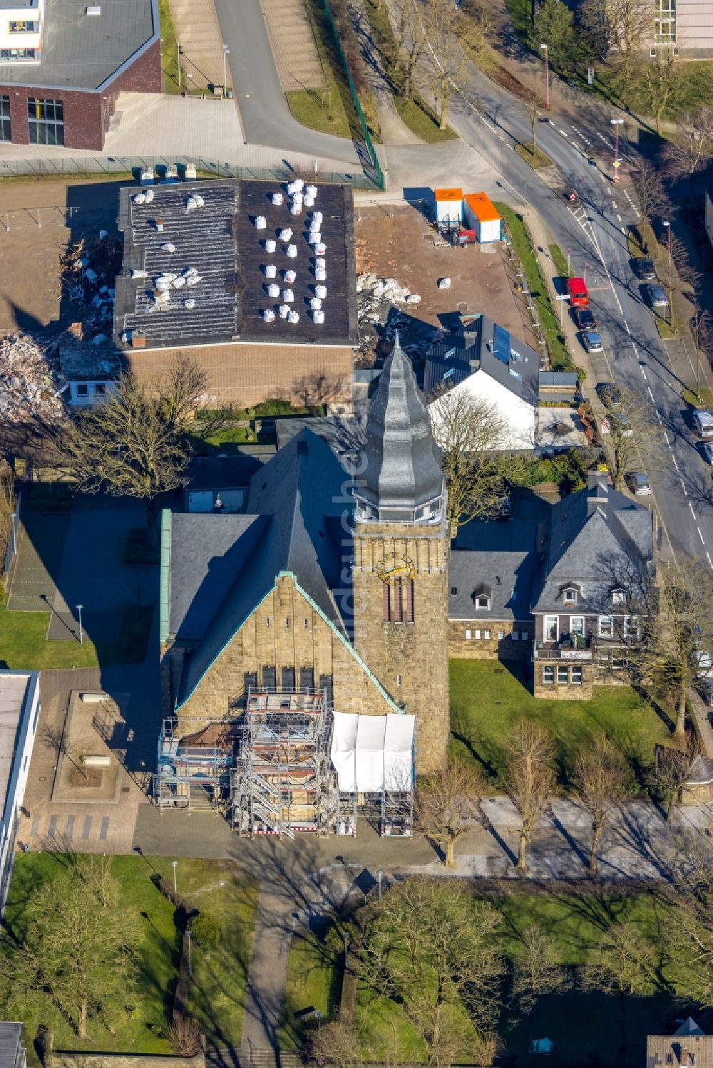 Velbert von oben - Kirchengebäude der Christuskirche in Velbert im Bundesland Nordrhein-Westfalen, Deutschland