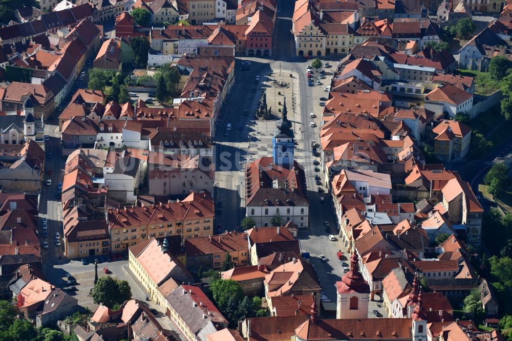 Luftbild Zatec - Saaz - Kirchengebäude Church of the Assumption Chram Nanebevzeti Panny Marie im Altstadt- Zentrum in Zatec - Saaz in Ustecky kraj - Aussiger Region, Tschechien