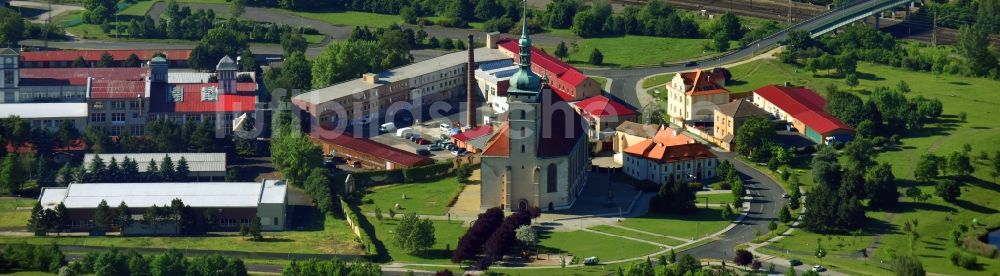 Most von oben - Kirchengebäude der Church of the Assumption of the Virgin Mary in Most in Tschechien