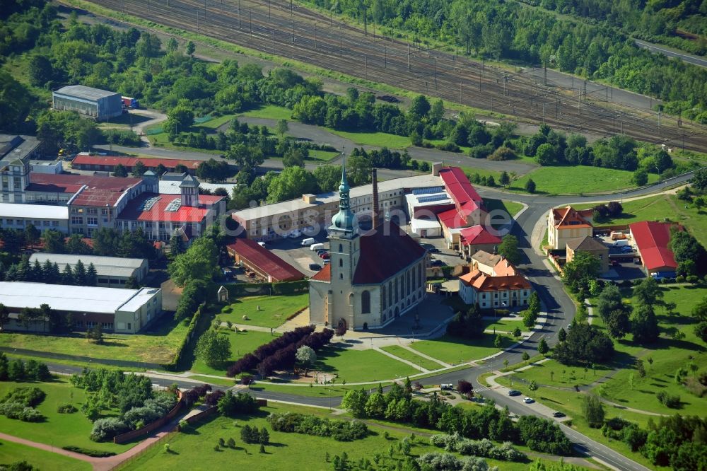 Most aus der Vogelperspektive: Kirchengebäude der Church of the Assumption of the Virgin Mary in Most in Tschechien