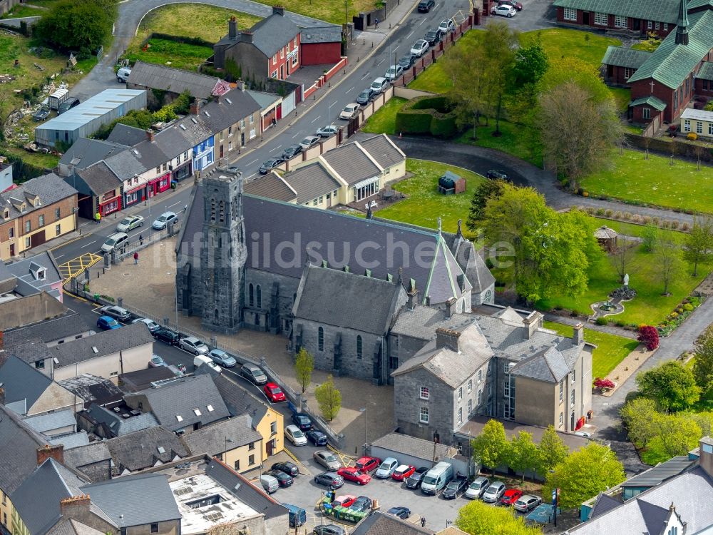 Luftaufnahme Ennis - Kirchengebäude der Church of the Immaculate Conception in Ennis in Clare, Irland