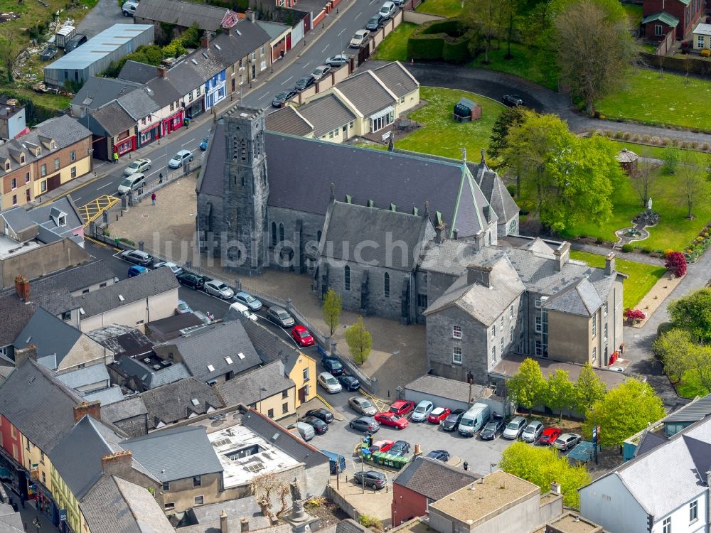 Ennis von oben - Kirchengebäude der Church of the Immaculate Conception in Ennis in Clare, Irland