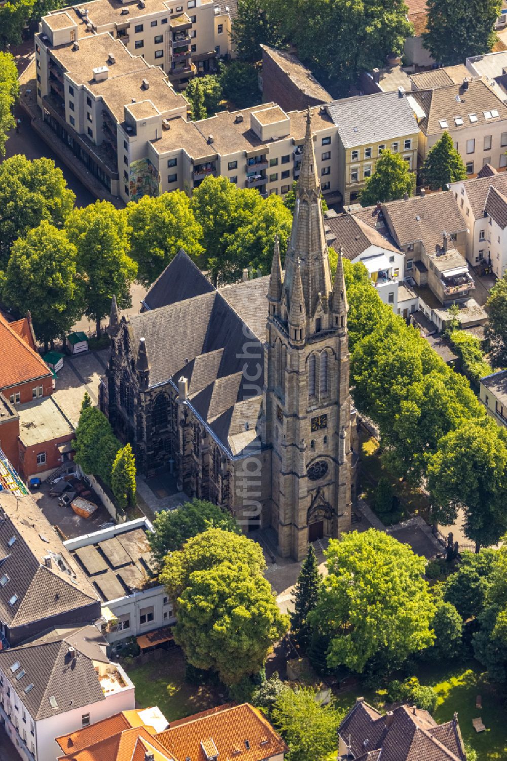 Dortmund von oben - Kirchengebäude St. Clara. in Dortmund im Bundesland Nordrhein-Westfalen, Deutschland