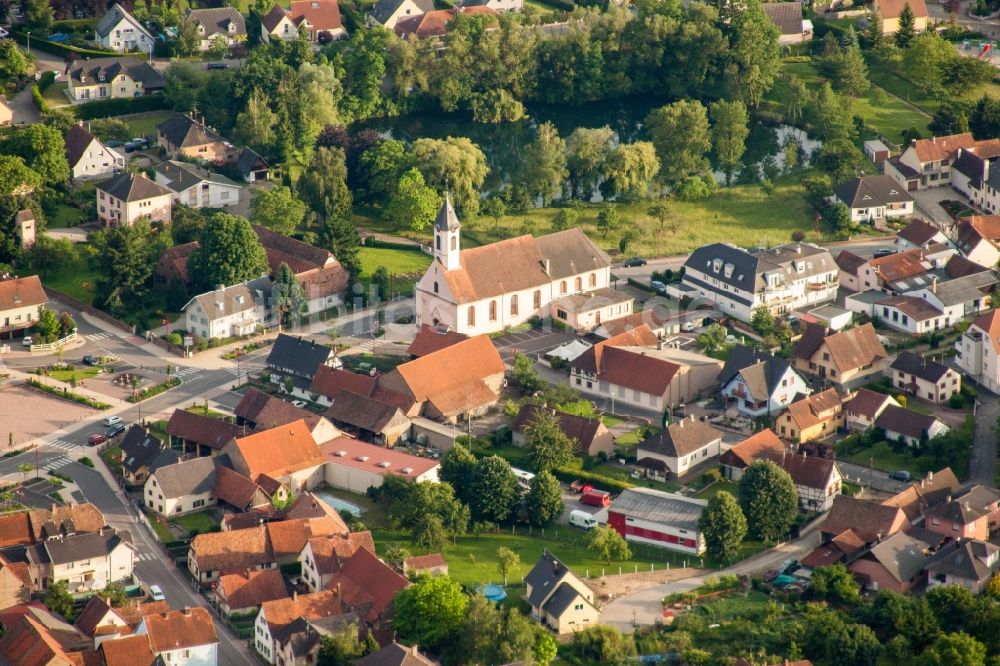 Luftaufnahme Kilstett - Kirchengebäude des Conseil de Fabrique de L'Eglise Catholique in der Dorfmitte in Kilstett in Grand Est, Frankreich