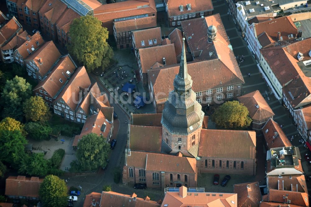 Stade aus der Vogelperspektive: Kirchengebäude der St. Cosmae-Nicolai Kirche in Stade im Bundesland Niedersachsen