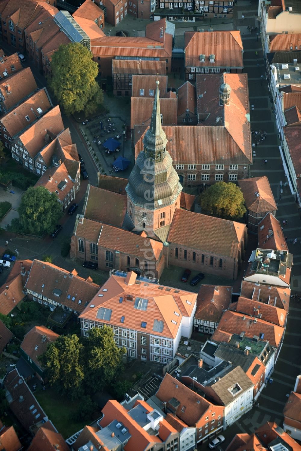 Luftbild Stade - Kirchengebäude der St. Cosmae-Nicolai Kirche in Stade im Bundesland Niedersachsen