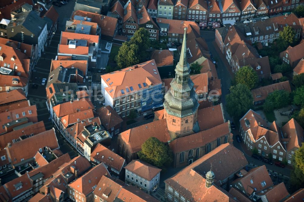 Luftaufnahme Stade - Kirchengebäude der St. Cosmae-Nicolai Kirche in Stade im Bundesland Niedersachsen