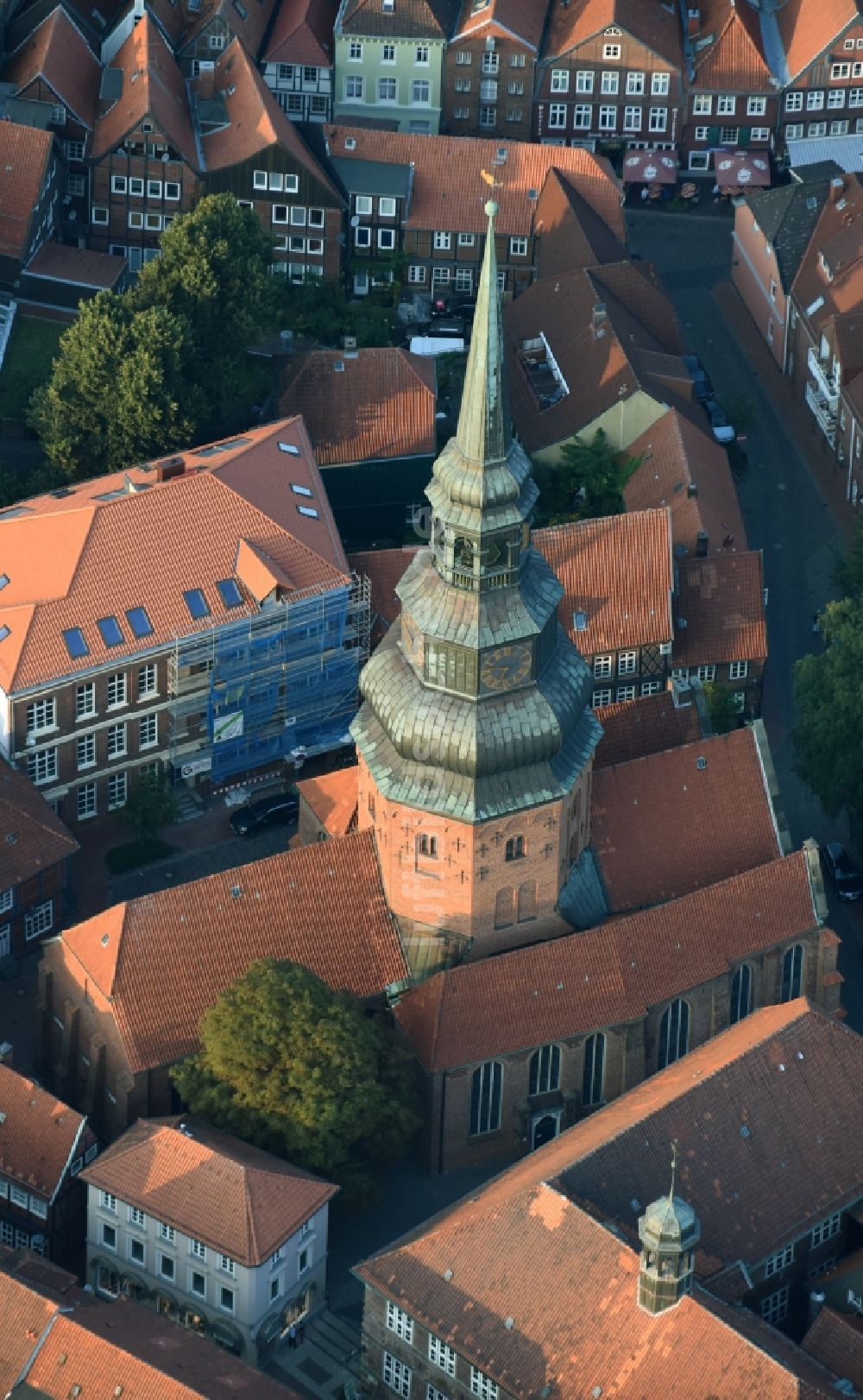 Stade von oben - Kirchengebäude der St. Cosmae-Nicolai Kirche in Stade im Bundesland Niedersachsen