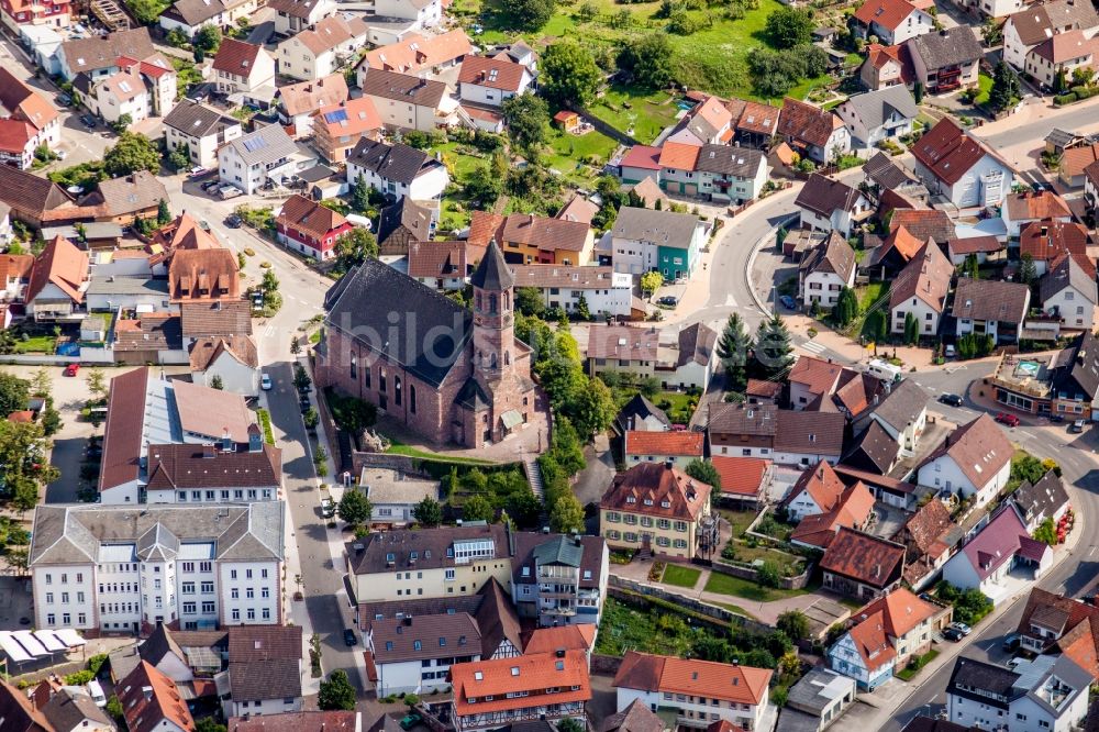 Malsch aus der Vogelperspektive: Kirchengebäude von St. Cyriak im Altstadt- Zentrum in Malsch im Bundesland Baden-Württemberg, Deutschland