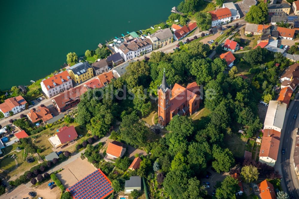 Luftaufnahme Feldberger Seenlandschaft - Kirchengebäude der der Stadtkirche in Feldberger Seenlandschaft im Bundesland Mecklenburg-Vorpommern